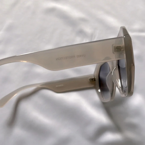 SUNGLASSES NWOT Light Grey Hexagon Frame Light Lens - Picture 5 of 6